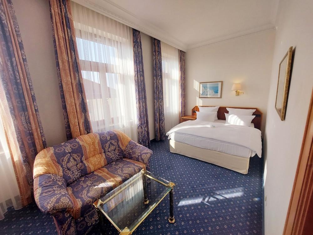 Bayerischer Hof Hotel 4*