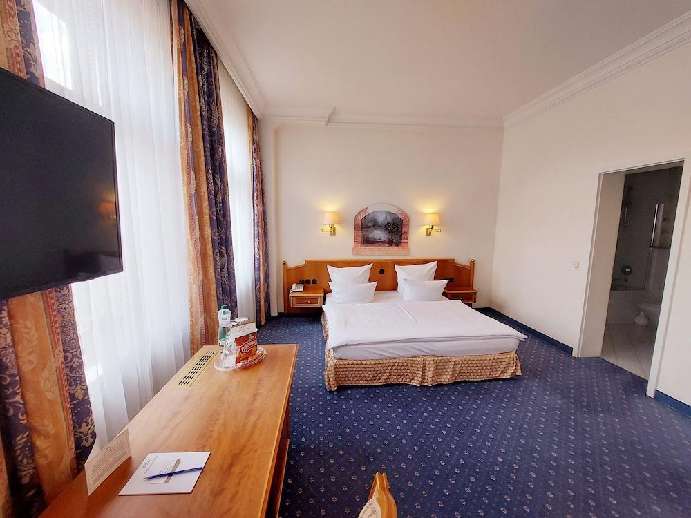 Bayerischer Hof Hotel 4*
