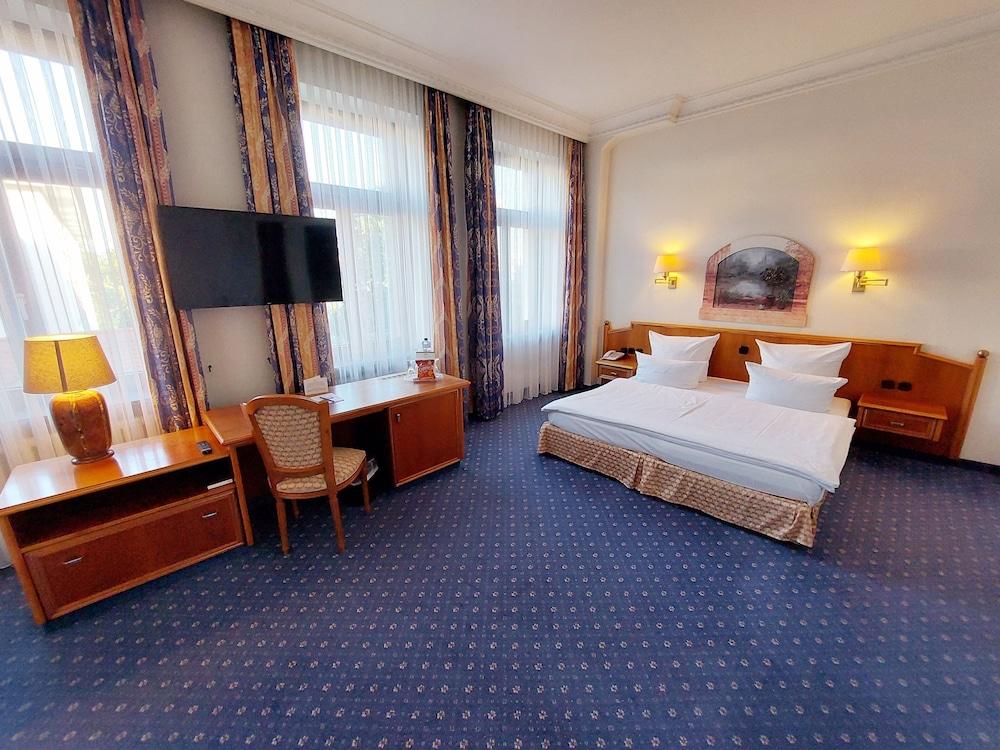 Bayerischer Hof Hotel 4*